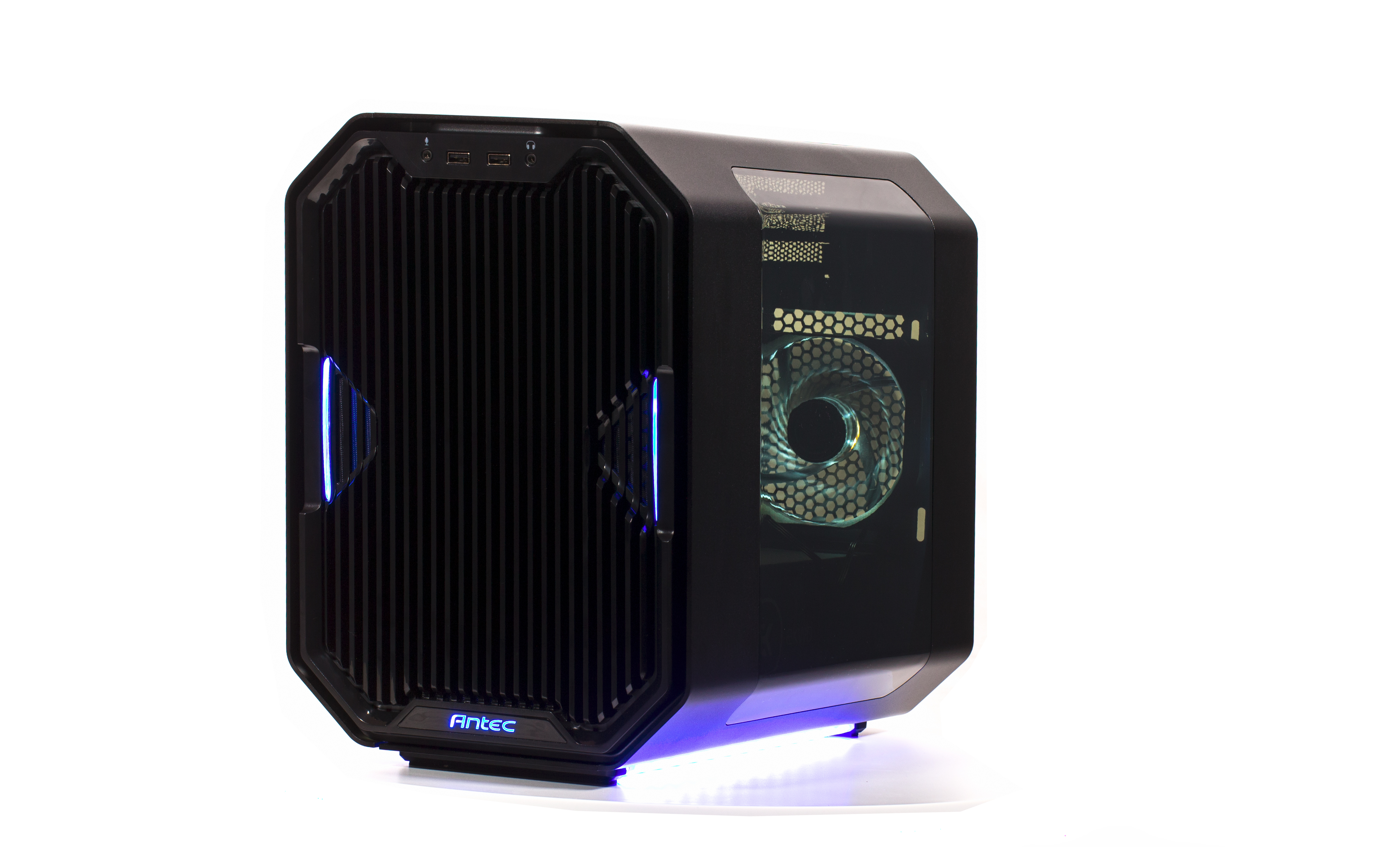 Antec Cube EKWB diagonal2  - Blue illuminated