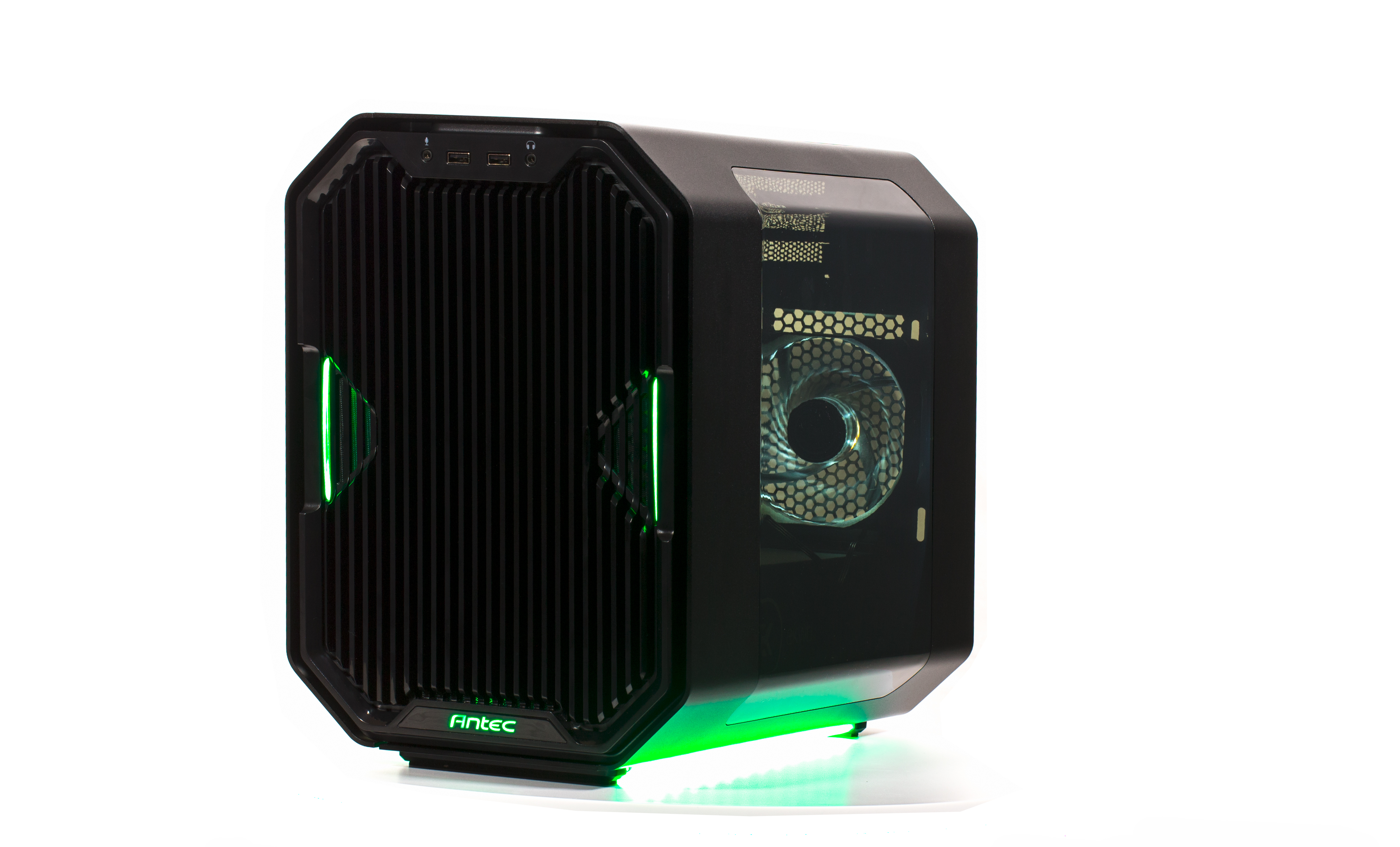 Antec Cube EKWB diagonal2  - Green illuminated